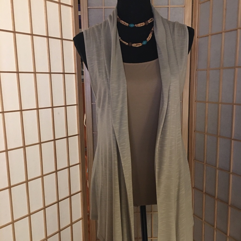 THX-Tan/shawl jacket. Lovely appliqué on back. Szm